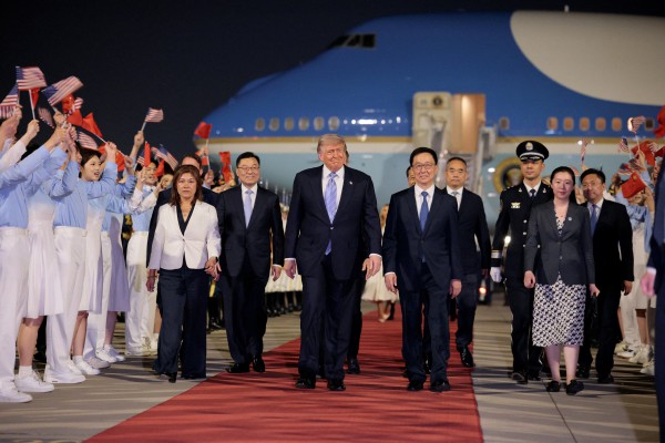 Tổng thống Trump hạ cánh xuống Bắc Kinh, bắt đầu chuyến công du Trung Quốc Tổng thống Trump hạ cánh xuống Bắc Kinh, bắt đầu chuyến công du Trung Quốc