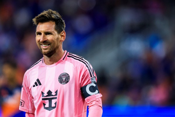 Tranh cãi Messi bị ‘cướp’ bàn thắng trong cuộc đua với Ronaldo đến World Cup