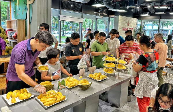 Ùn ùn khách kéo đến buffet sầu riêng ở TP.HCM ngày đầu: Cửa hàng tăng thêm 2 tấn