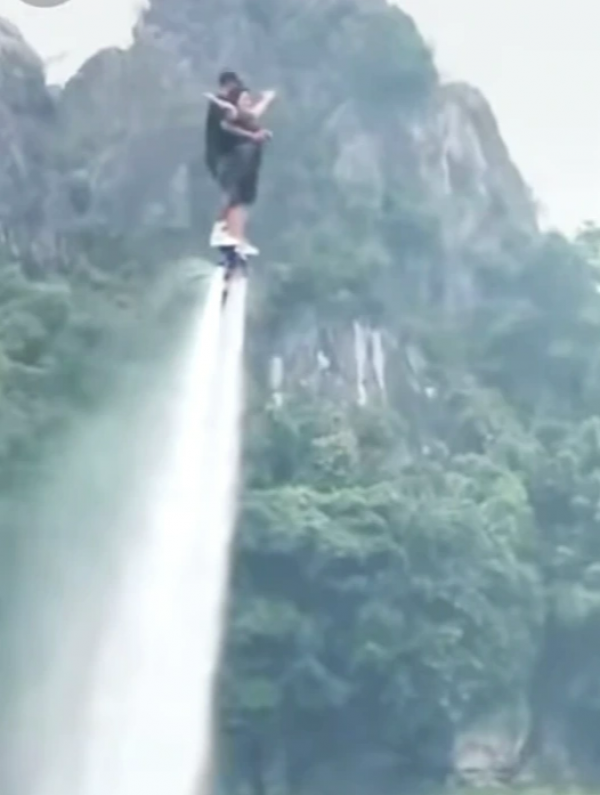 Vận động viên và du khách gặp nạn khi chơi flyboard tại Ninh Bình