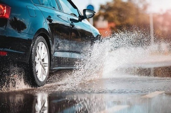 Vì sao không nên đạp phanh gấp khi lái ô tô qua vũng nước?