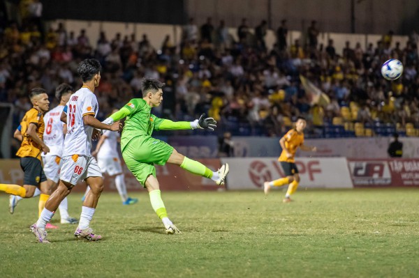 Vòng xoáy trụ hạng V-League bùng nổ: HAGL mất ăn mất ngủ cùng 4 cái tên nào?