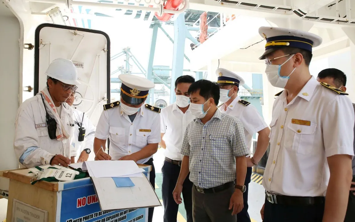 CDC Hà Tĩnh tiến hành kiểm tra các tàu nước ngoài cập cảng tại Cảng biển Vũng Áng (Hà Tĩnh). Ảnh: Sở Y tế Hà Tĩnh