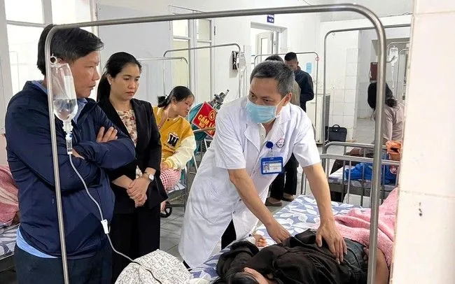 Bệnh nhân điều trị nghi ngộ độc thực phẩm. Ảnh: Bộ Y tế