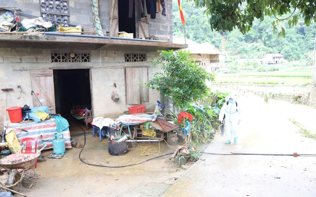 Phun khử trùng xử lý môi trường tại xóm Bản Thang. Ảnh CDC Cao Bằng