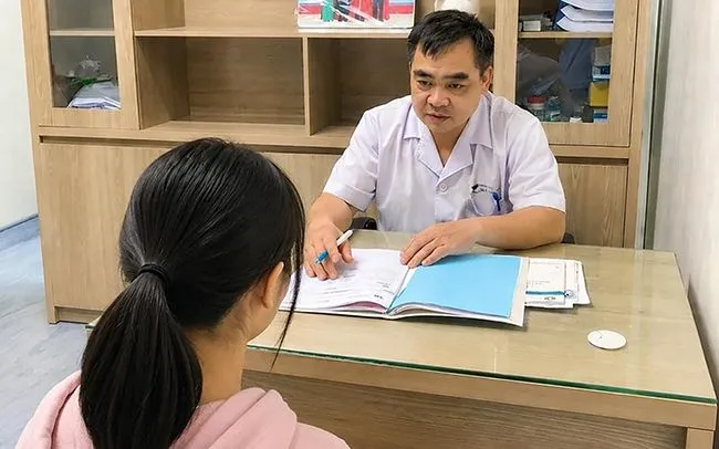 PGS.TS Ngô Anh Vinh tư vấn tâm lý cho một trẻ rối loạn lo âu. Ảnh: BVCC