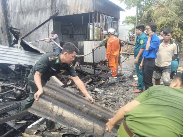 Bộ đội biên phòng và cảnh sát biển khống chế vụ cháy nhà dân ở Cà Mau
