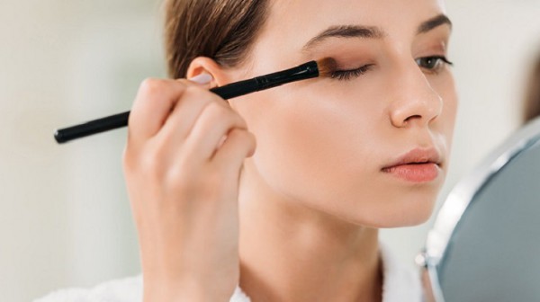 Mẹo trang điểm giúp phụ nữ tuổi trung niên trẻ trung hơn