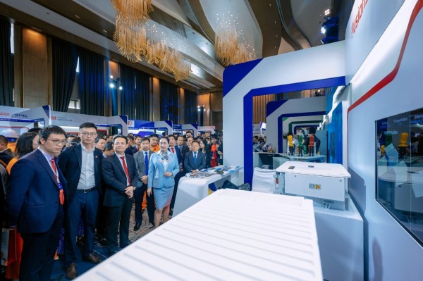 Tổng Giám đốc EVNNPC Nguyễn Đức Thiện nhận giải thưởng "Lãnh đạo sáng tạo và chuyển đổi số" Tổng Giám đốc EVNNPC Nguyễn Đức Thiện nhận giải thưởng "Lãnh đạo sáng tạo và chuyển đổi số"
