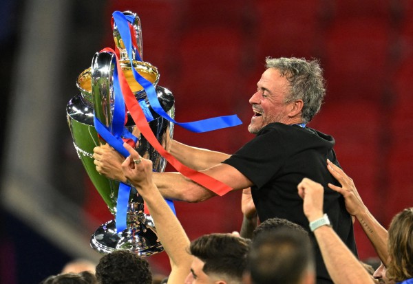 HLV Arteta nổi giận lôi đình ‘Arsenal thua đau do trọng tài’, HLV Enrique ngưỡng mộ đối thủ nhưng quả quyết…