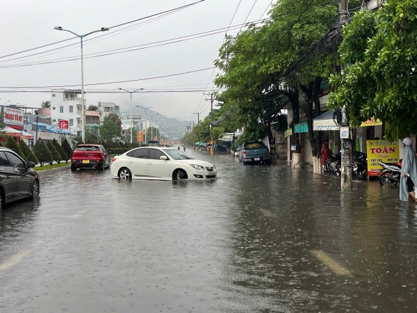 Khánh Hòa mưa lớn, cảnh báo ngập lụt nhiều tuyến đường ở Nha Trang