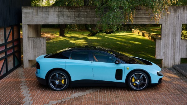 Ferrari tung ra siêu xe điện 4 cửa thiết kế lạ gây tranh cãi Ferrari tung ra siêu xe điện 4 cửa thiết kế lạ gây tranh cãi