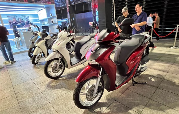Nhiều hãng xe lên tiếng: Ô tô, xe máy nào 'sống khỏe' với xăng E10?
