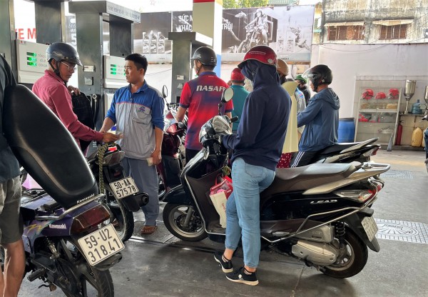 Nhiều hãng xe lên tiếng: Ô tô, xe máy nào 'sống khỏe' với xăng E10?