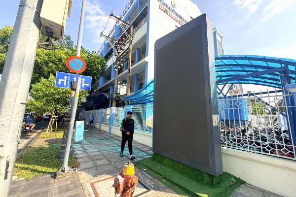 TP.HCM muốn tháo dỡ hàng loạt biển quảng cáo lấn chiếm vỉa hè