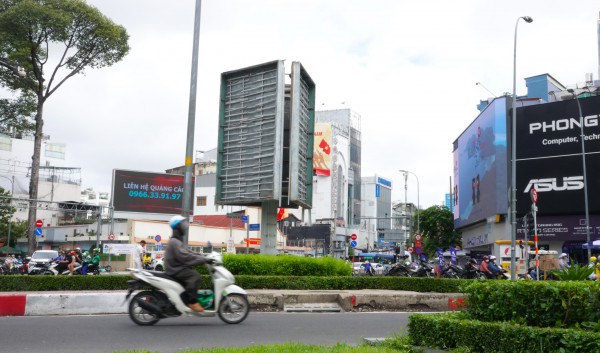 TP.HCM muốn tháo dỡ hàng loạt biển quảng cáo lấn chiếm vỉa hè
