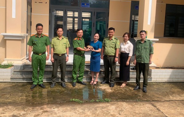 Đồng Nai: Người dân giao nộp rùa núi vàng, vượn má vàng quý hiếm 'đi lạc' Đồng Nai: Người dân giao nộp rùa núi vàng, vượn má vàng quý hiếm 'đi lạc'