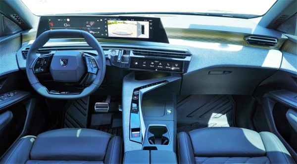 Giá gần 1,4 tỉ Peugeot 5008 mới có gì cạnh tranh ở nhóm SUV, crossover gia đình?