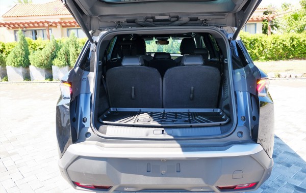 Giá gần 1,4 tỉ Peugeot 5008 mới có gì cạnh tranh ở nhóm SUV, crossover gia đình?