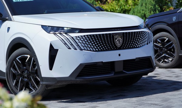 SUV châu Âu Peugeot 3008 mới tại Việt Nam có 2 phiên bản, giá từ 1,279 tỉ