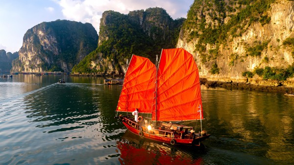 Ngắm cánh buồm đỏ đầy hoài niệm trên vịnh Hạ Long