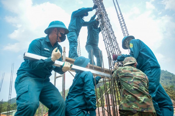 Những người lính 'ăn nắng, ngủ gió' xây ước mơ cho buôn làng trên dãy Trường Sơn