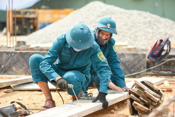 Những người lính 'ăn nắng, ngủ gió' xây ước mơ cho buôn làng trên dãy Trường Sơn