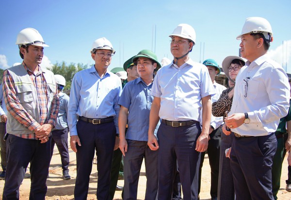 Những người lính 'ăn nắng, ngủ gió' xây ước mơ cho buôn làng trên dãy Trường Sơn