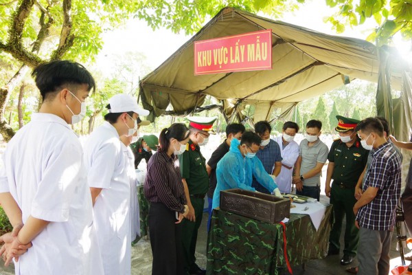 Lấy mẫu ADN phần mộ Nghĩa trang liệt sĩ quốc gia Đường 9