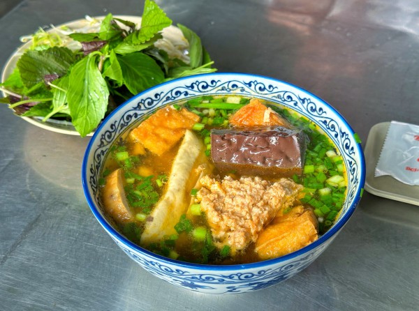 Quán bún riêu bình dân được Michelin gọi tên: Chủ quán từng 'sợ đi dự mà không có giải'