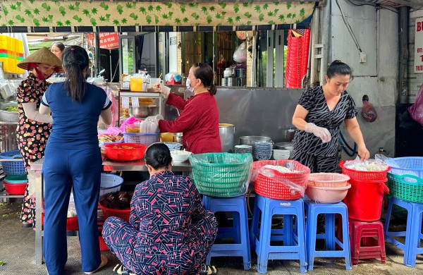 Quán bún riêu bình dân được Michelin gọi tên: Chủ quán từng 'sợ đi dự mà không có giải'