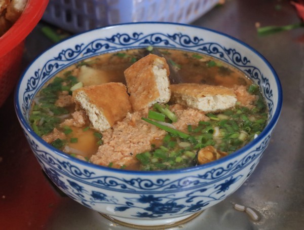 Quán bún riêu bình dân được Michelin gọi tên: Chủ quán từng 'sợ đi dự mà không có giải'
