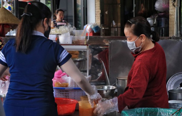 Quán bún riêu bình dân được Michelin gọi tên: Chủ quán từng 'sợ đi dự mà không có giải'