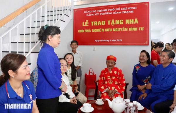 TP.HCM trao tặng nhà mới cho nhà nghiên cứu Nguyễn Đình Tư ở tuổi 106 TP.HCM trao tặng nhà mới cho nhà nghiên cứu Nguyễn Đình Tư ở tuổi 106
