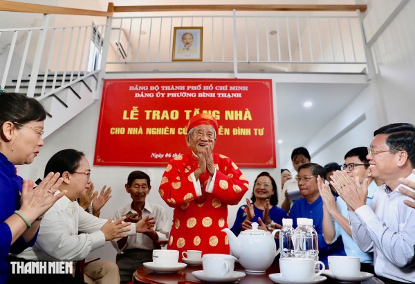 TP.HCM trao tặng nhà mới cho nhà nghiên cứu Nguyễn Đình Tư ở tuổi 106 TP.HCM trao tặng nhà mới cho nhà nghiên cứu Nguyễn Đình Tư ở tuổi 106