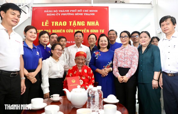 TP.HCM trao tặng nhà mới cho nhà nghiên cứu Nguyễn Đình Tư ở tuổi 106 TP.HCM trao tặng nhà mới cho nhà nghiên cứu Nguyễn Đình Tư ở tuổi 106