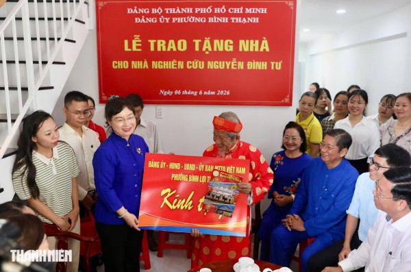 TP.HCM trao tặng nhà mới cho nhà nghiên cứu Nguyễn Đình Tư ở tuổi 106 TP.HCM trao tặng nhà mới cho nhà nghiên cứu Nguyễn Đình Tư ở tuổi 106