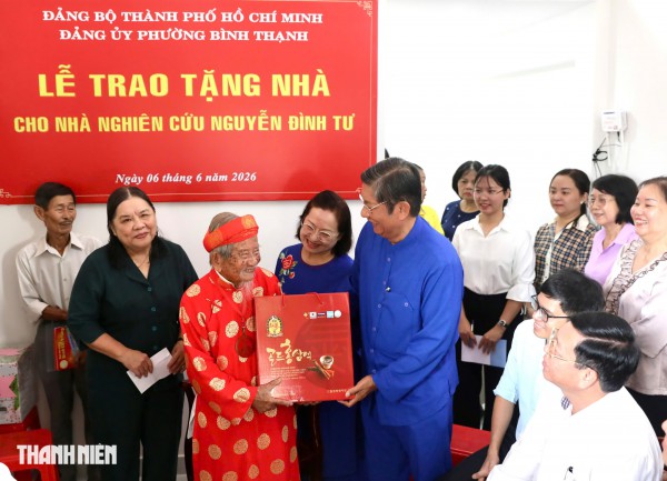 TP.HCM trao tặng nhà mới cho nhà nghiên cứu Nguyễn Đình Tư ở tuổi 106 TP.HCM trao tặng nhà mới cho nhà nghiên cứu Nguyễn Đình Tư ở tuổi 106
