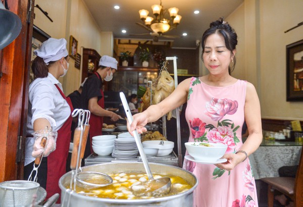 Quán phở gà 'đắt nhất nhì' Hà Nội được Michelin gọi tên có gì đặc biệt?
