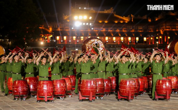 Mãn nhãn màn biểu diễn của cảnh sát đặc nhiệm, kỵ binh... tại Đại nội Huế