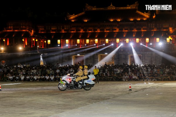 Mãn nhãn màn biểu diễn của cảnh sát đặc nhiệm, kỵ binh... tại Đại nội Huế
