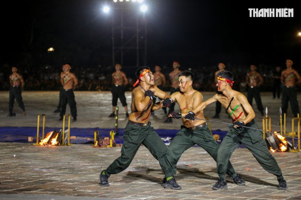 Mãn nhãn màn biểu diễn của cảnh sát đặc nhiệm, kỵ binh... tại Đại nội Huế