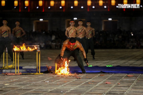 Mãn nhãn màn biểu diễn của cảnh sát đặc nhiệm, kỵ binh... tại Đại nội Huế