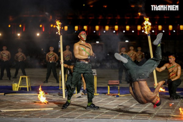 Mãn nhãn màn biểu diễn của cảnh sát đặc nhiệm, kỵ binh... tại Đại nội Huế