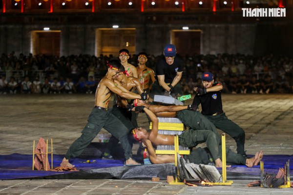 Mãn nhãn màn biểu diễn của cảnh sát đặc nhiệm, kỵ binh... tại Đại nội Huế