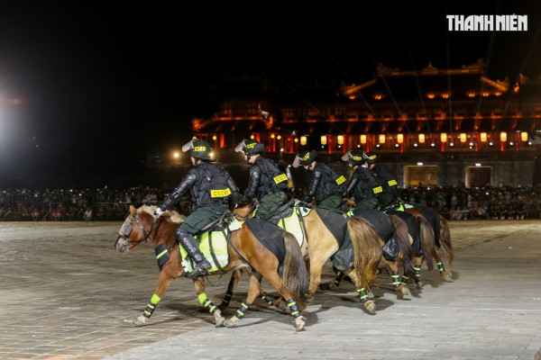 Đặc nhiệm, kỵ binh của Bộ Công an trình diễn ở Ngọ Môn - Đại nội Huế