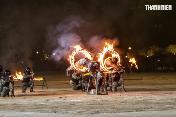 Đặc nhiệm, kỵ binh của Bộ Công an trình diễn ở Ngọ Môn - Đại nội Huế