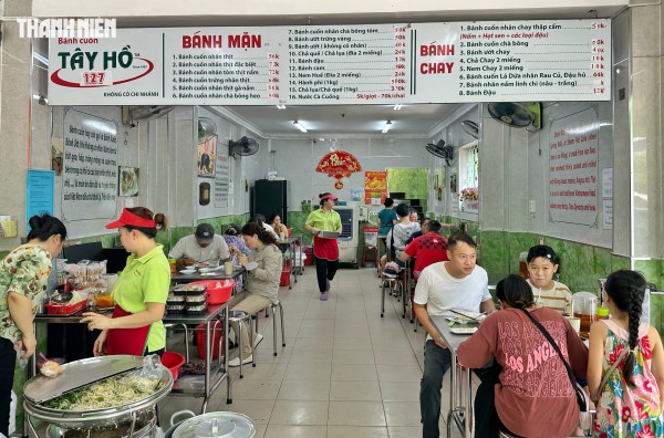 Quán bánh cuốn Michelin ở trung tâm TP.HCM: Thâm niên 65 năm, bà chủ có thói quen đặc biệt