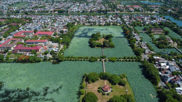 Vào đảo Bồng Lai thưởng trà, ăn món ngon từ sen Huế Vào đảo Bồng Lai thưởng trà, ăn món ngon từ sen Huế