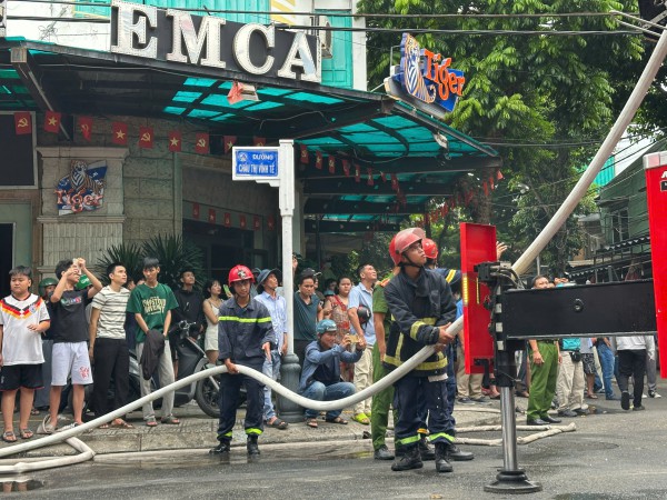Cháy quán karaoke cao tầng ở Đà Nẵng, khói bốc cao giữa khu dân cư